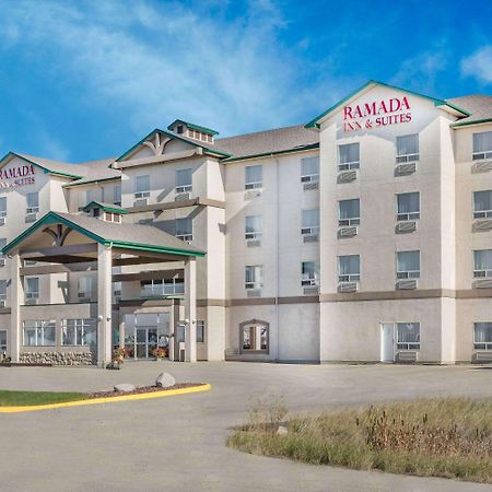 Hotel Ramada By Wyndham Clairmont/Grande Prairie Exterior foto