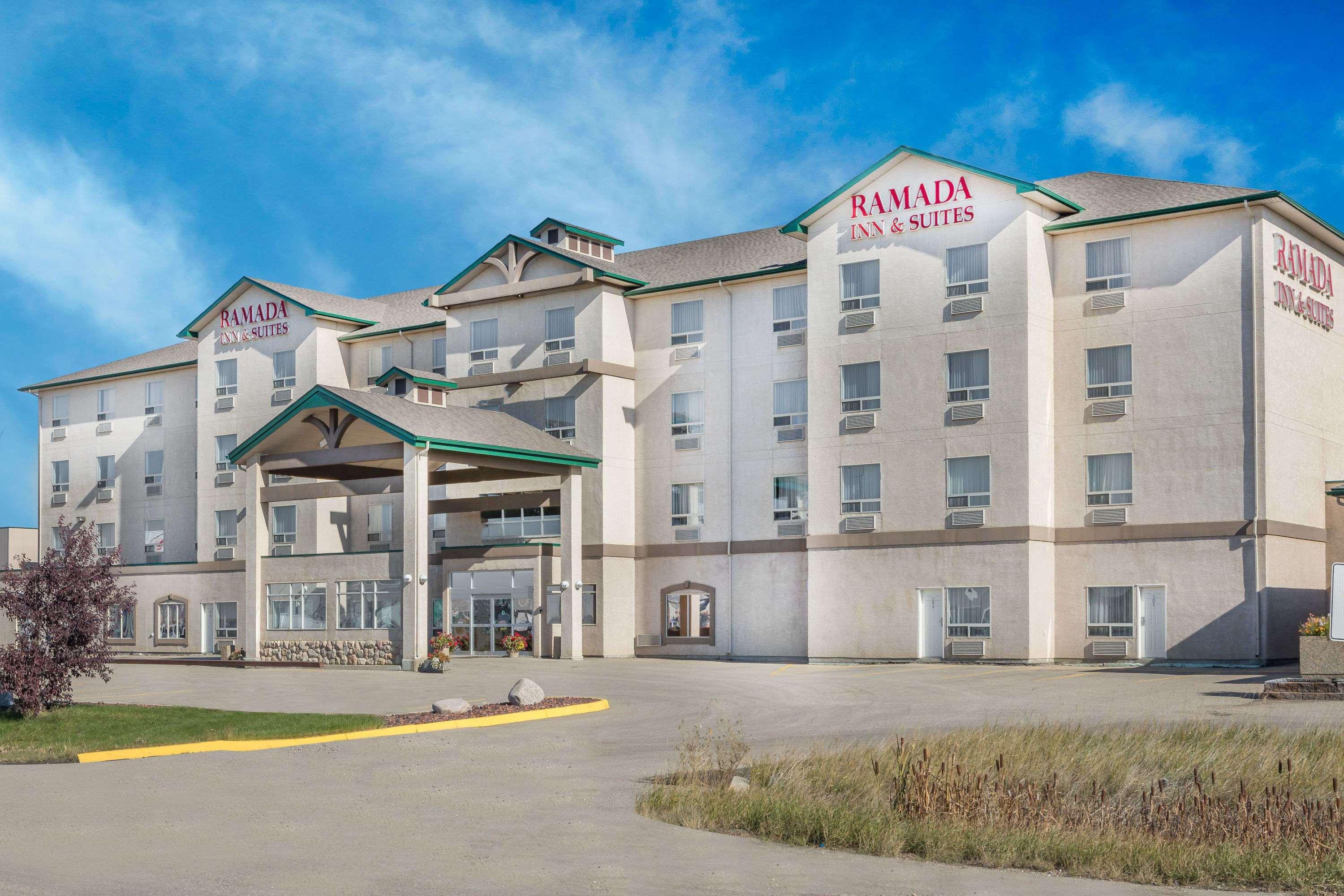 Hotel Ramada By Wyndham Clairmont/Grande Prairie Exterior foto