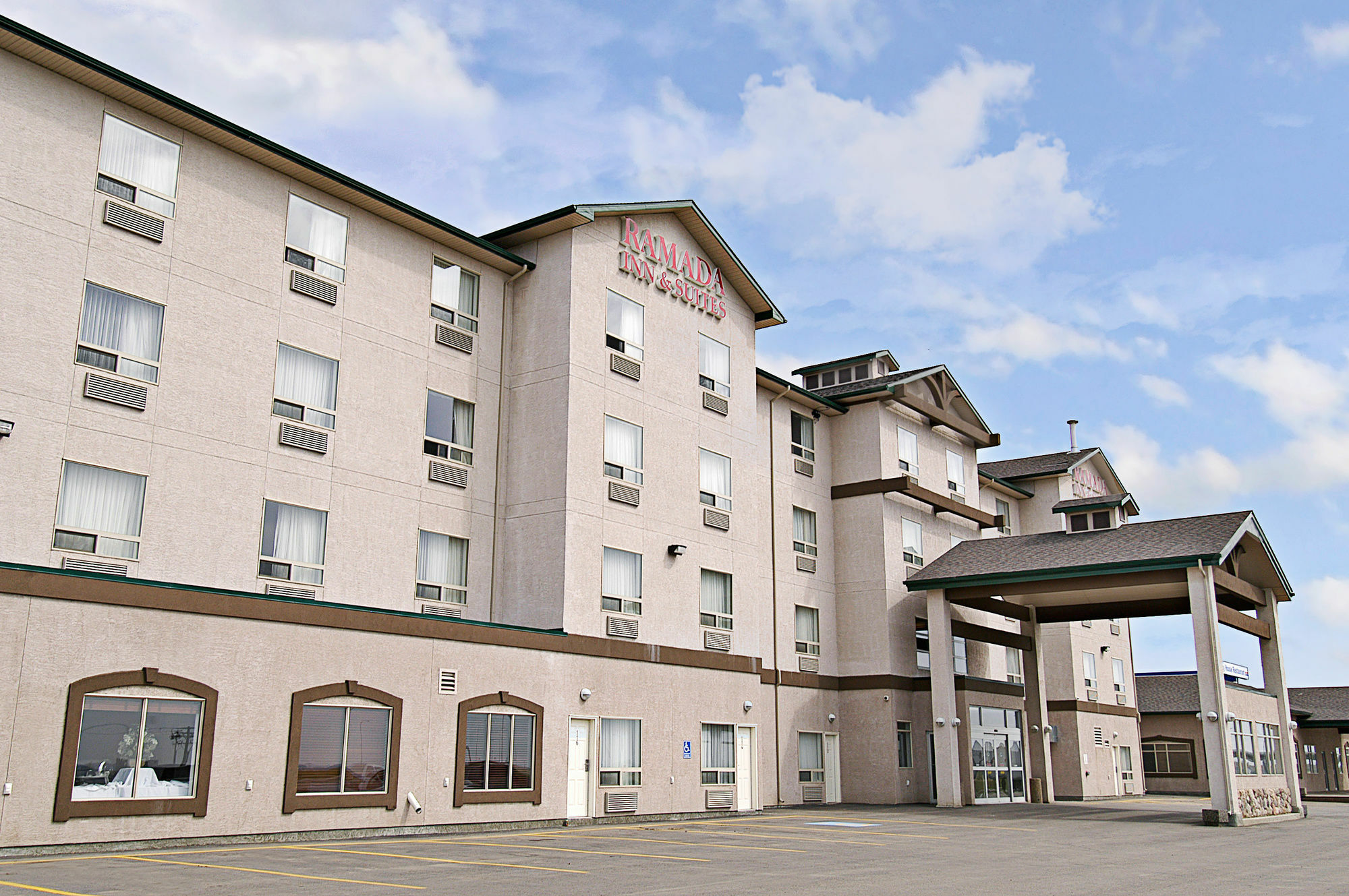 Hotel Ramada By Wyndham Clairmont/Grande Prairie Exterior foto